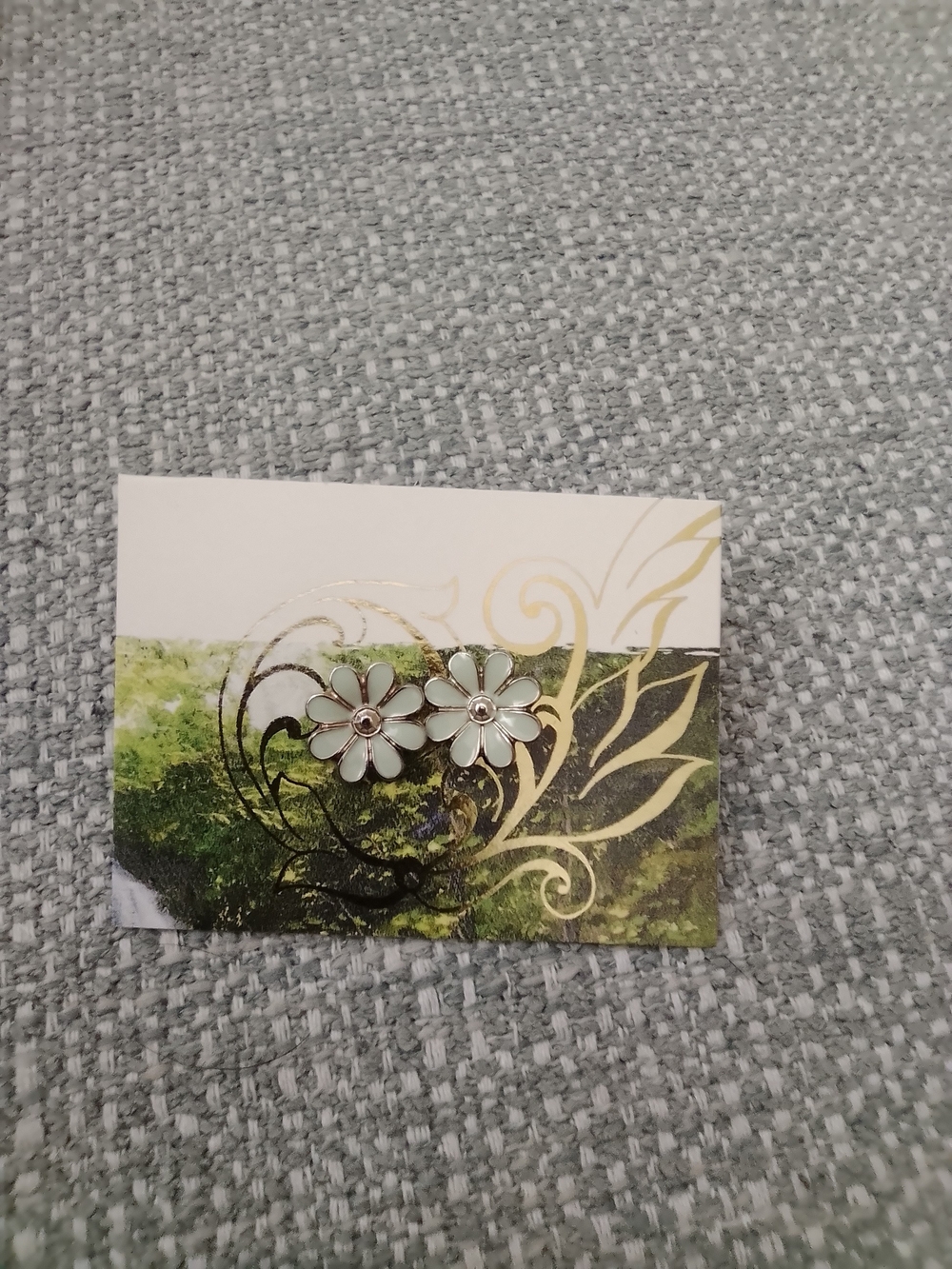 Floral Hair Accessory in Gold & White Like New